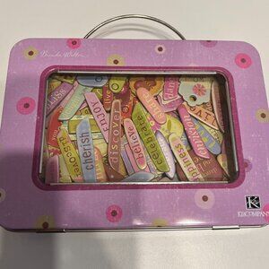 K&C COMPANY “Words & Tags” Chipboard Set in Metal Tin (95 Pieces)